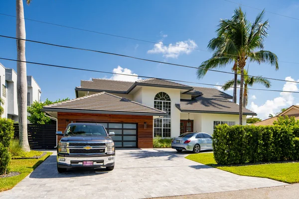 Delray Beach, FL, ABD - 28 Mayıs 2021: Tropic Island Delray Beach, FL USA