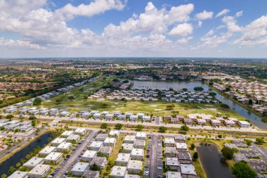 Delray Beach, FL, ABD - 28 Mayıs 2021: Havadan çekilen fotoğraf Kings Point Delray Beach FL 55 ve daha eski bir topluluk