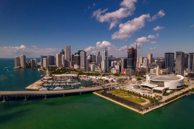 Miami, FL, ABD - 28 Mayıs 2021: Miami FL şehir merkezinde hava saldırısı
