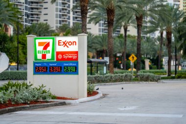 Miami, FL, ABD - 28 Mayıs 2021: Miami yakıt fiyatları