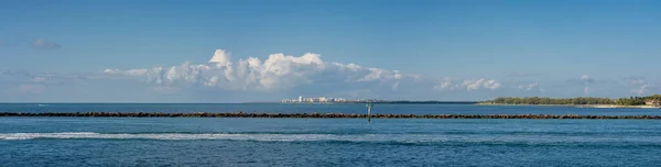 全景照片Jetty岩石屏障迈阿密海滩的关键比斯坎视图 — 图库照片