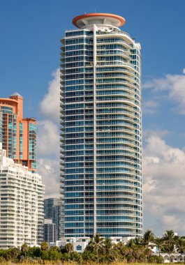 Miami Beach, FL, ABD - 29 Mayıs 2021: Miami Beach Continuum Tower