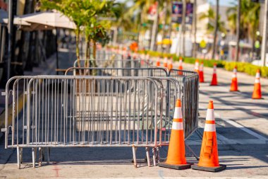 Miami Plajı 'nda koni ve çitlerle kalabalık kontrolü. Hafta sonu anma günü.
