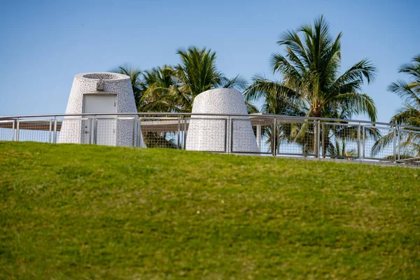 Miami Beach Parque Escena Con Verde Colina Cubierta Hierba — Foto de Stock
