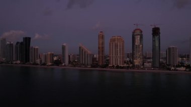 Hava 5k şafak videosu. Sahile bakan Sunny Isles Beach Miami Dade FL kuleleri.