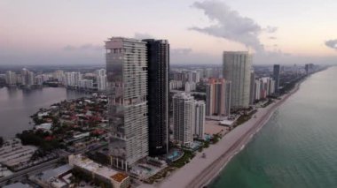 Porsche Tasarım Kulesi 'nin yanındaki Turnberry Ocean Club Residences 5k hava klibi Sunny Isles Beach FL