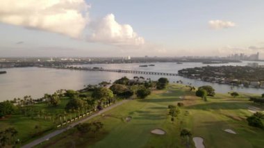 Miami Sahili golf sahaları ve adalar arası köprüler.