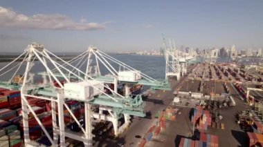 Miami Limanı 'nda 5k hava görüntüsü dolu bir kargo gemisi.