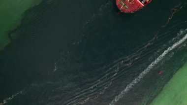 Havadan çekilen bir gemi körfezden geçiyor.