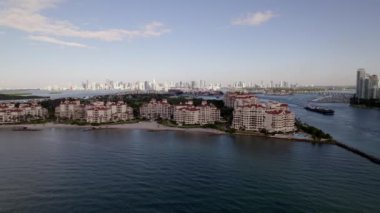 Hava desteği Miami Sahili Fisher Adası 5k 'i gösteriyor.