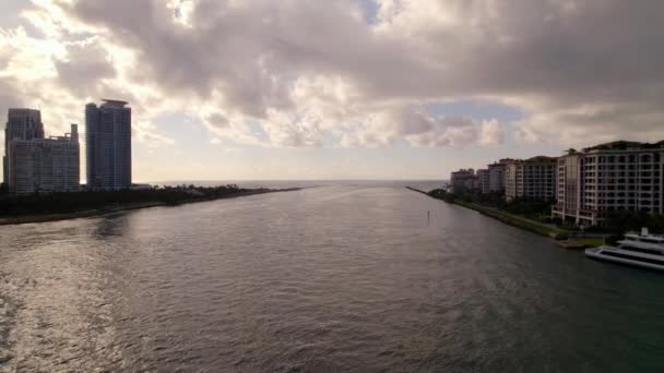 Fartyg Pov Lämnar Port Miami Inlopp Till Havet — Stockvideo