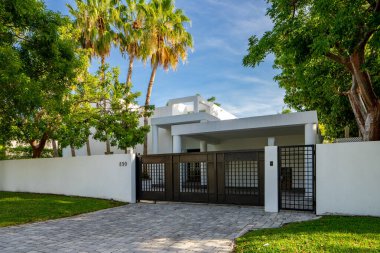 Miami, FL, ABD - 3 Haziran 2021 Key Biscayne Miami FL ABD 'deki lüks bekar aile evi