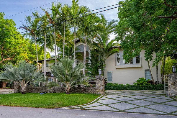 Miami, FL, ABD - 3 Haziran 2021 Key Biscayne Miami FL ABD 'deki lüks bekar aile evi