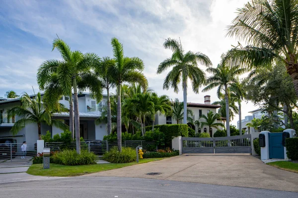 Miami, FL, ABD - 3 Haziran 2021 Key Biscayne Miami FL ABD 'deki lüks bekar aile evi