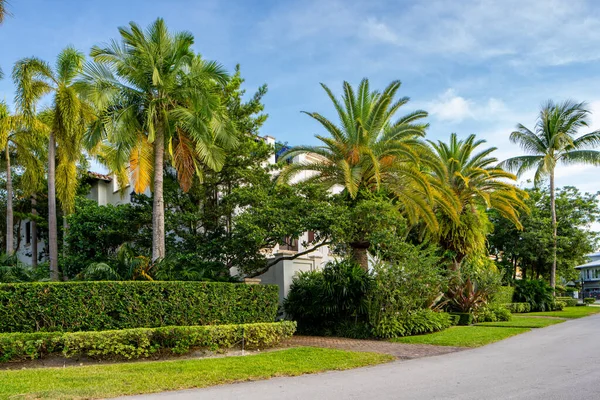 Miami, FL, ABD - 3 Haziran 2021 Key Biscayne Miami FL ABD 'deki lüks bekar aile evi