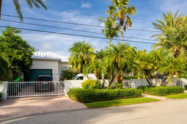 Miami, FL, ABD - 3 Haziran 2021 Key Biscayne Miami FL ABD 'deki lüks bekar aile evi