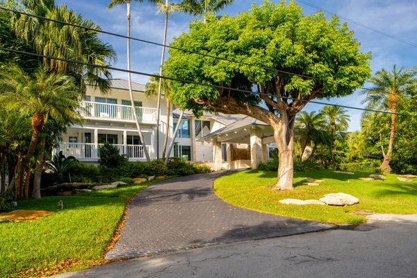 Miami, FL, ABD - 3 Haziran 2021 Key Biscayne Miami FL ABD 'deki lüks bekar aile evi