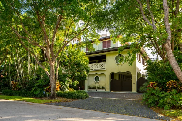 Miami, FL, ABD - 3 Haziran 2021 Key Biscayne Miami FL ABD 'deki lüks bekar aile evi