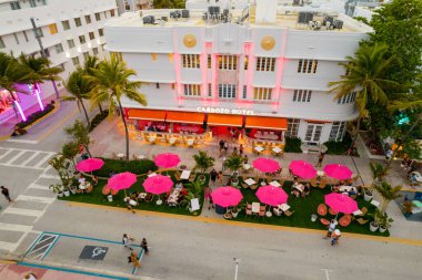Miami Beach, FL, ABD - 6 Haziran 2021: Ocean Drive 'daki Cardozo Otel' in havadan çekilmiş fotoğrafı
