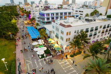 Miami Beach, FL, ABD - 29 Mayıs 2021: Miami Beach otellerine dönen turist kalabalığı