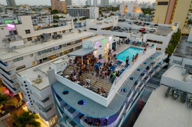 Miami Beach, FL, ABD - 29 Mayıs 2021 Miami Beach Palace Hotel 'de havuz başı fotoğraf havuzu partisi