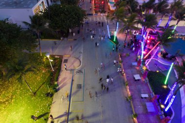 Miami Beach, FL, ABD - 6 Haziran 2021: Covid 19 seyahat yasağı kaldırıldıktan sonra turistler Ocean Drive 'a geri döndü