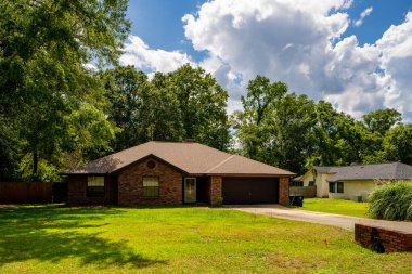 Tallahassee, FL, ABD - 12 Mayıs 2021: Tallahassee Florida ABD 'deki tek aile evi