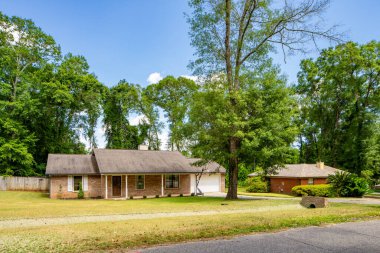 Tallahassee, FL, ABD - 12 Mayıs 2021: Tallahassee Florida ABD 'deki tek aile evi