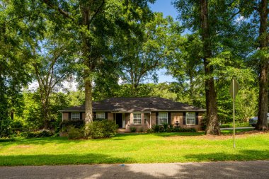 Tallahassee, FL, ABD - 12 Mayıs 2021: Tallahassee Florida ABD 'deki tek aile evi