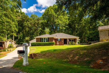Tallahassee, FL, ABD - 12 Mayıs 2021: Tallahassee Florida ABD 'deki tek aile evi