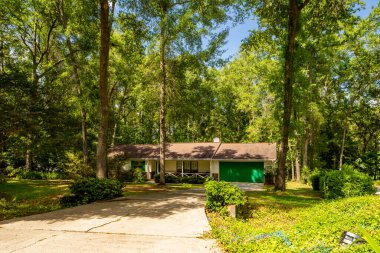 Tallahassee, FL, ABD - 12 Mayıs 2021: Tallahassee Florida ABD 'deki tek aile evi