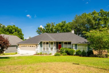 Tallahassee, FL, ABD - 12 Mayıs 2021: Tallahassee Florida ABD 'deki tek aile evi