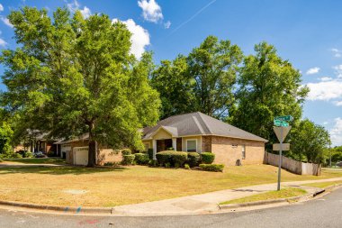 Tallahassee, FL, ABD - 12 Mayıs 2021: Tallahassee Florida ABD 'deki tek aile evi