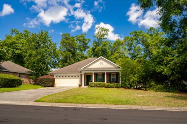 Tallahassee, FL, ABD - 12 Mayıs 2021: Tallahassee Florida ABD 'deki tek aile evi