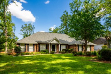 Tallahassee, FL, ABD - 12 Mayıs 2021: Tallahassee Florida ABD 'deki tek aile evi