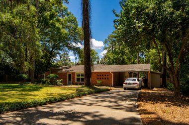 Tallahassee, FL, ABD - 12 Mayıs 2021: Tallahassee Florida ABD 'deki tek aile evi