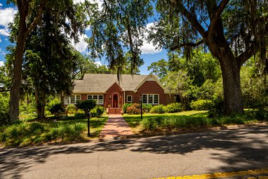 Tallahassee, FL, ABD - 12 Mayıs 2021: Tallahassee Florida ABD 'deki tek aile evi