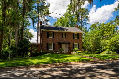 Tallahassee, FL, ABD - 12 Mayıs 2021: Tallahassee Florida ABD 'deki tek aile evi