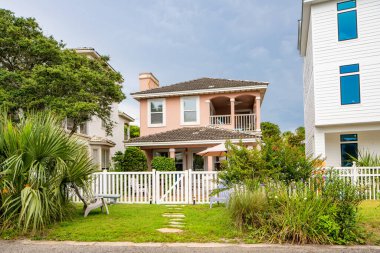 Seaside, FL, ABD - 12 Haziran 2021: Florida 'da tatil için kiralanan havayolları için kullanılan gayrımenkul