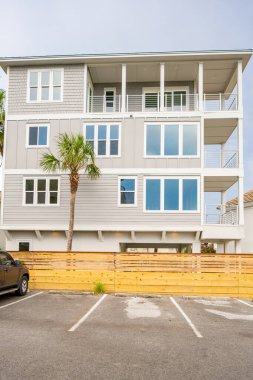 Seaside, FL, ABD - 12 Haziran 2021: Florida 'da tatil için kiralanan havayolları için kullanılan gayrımenkul