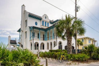 Seaside, FL, ABD - 12 Haziran 2021: Florida 'da tatil için kiralanan havayolları için kullanılan gayrımenkul
