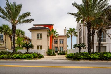 Seaside, FL, ABD - 12 Haziran 2021: Florida 'da tatil için kiralanan havayolları için kullanılan gayrımenkul