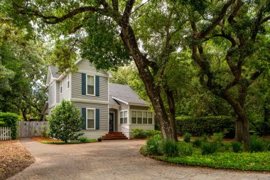 Seaside, FL, ABD - 12 Haziran 2021: Florida 'da tatil için kiralanan havayolları için kullanılan gayrımenkul