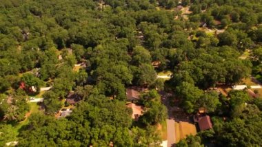 Tallahassee Florida mahallelerinin evleri ve açgözlü meşe ağaçları