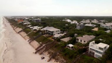 Deniz kenarındaki evler Santa Rosa Plajı 4K klibi.