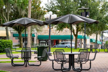 Sebring FL ABD 'de parktaki masa ve şemsiyeler