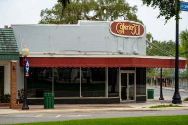 Sebring, FL, ABD - 18 Haziran 2021: Glleria 301 Sebring FL USA binası