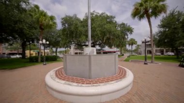 Sebring FL Savaş Anıtı şehir merkezinde. Görüntülerin yörüngesinde yürüyor.