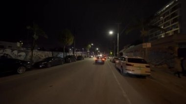 Miami, FL, ABD - 18 Haziran 2021: NW 2. Cadde Miami Wynwood gece sahnesi