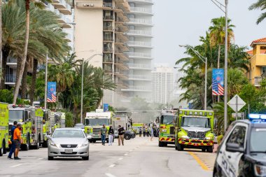 Surfside, FL, ABD - 24 Haziran 2021 Champlain Kuleleri Surfside Miami Beach 'in yıkılması sahnesi
